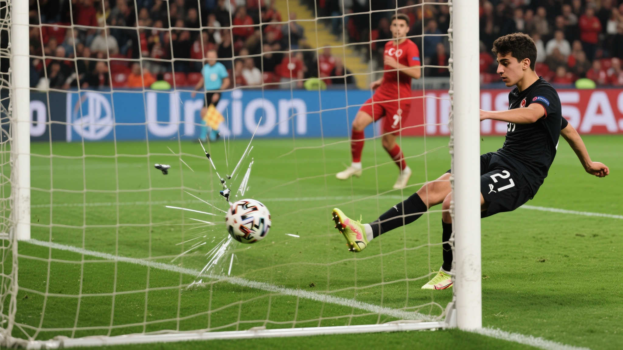 意外乌龙:伊尔迪兹射门折射入网,官方认定对手送礼 在绿茵场上的每一次进攻都可能成为赛后的谈资,一次巧