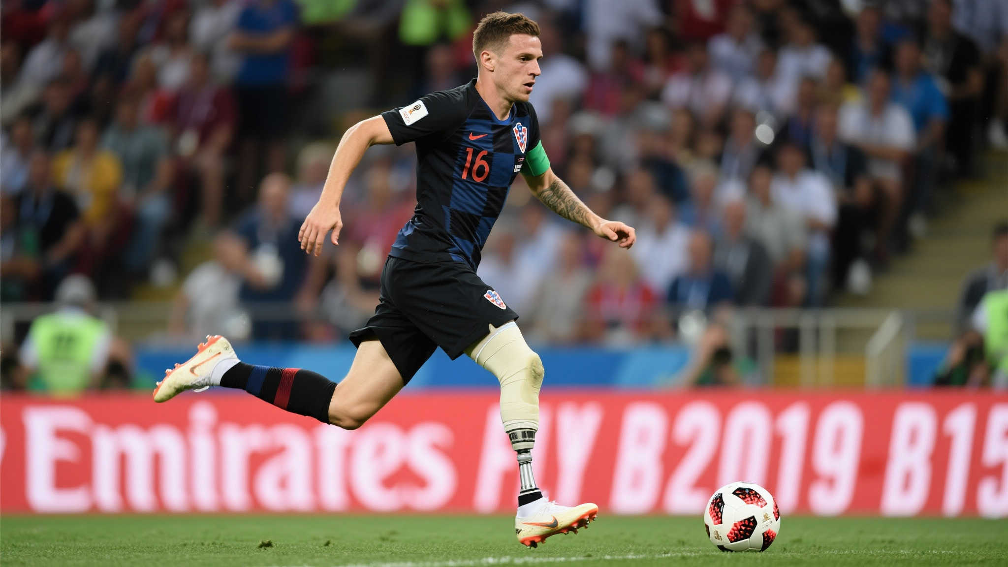 人人钟情卡索拉——天赋、热情、毅力、责任与快乐的交响曲 对于职业足球运动员来说,保留热情并非易事。然而,在