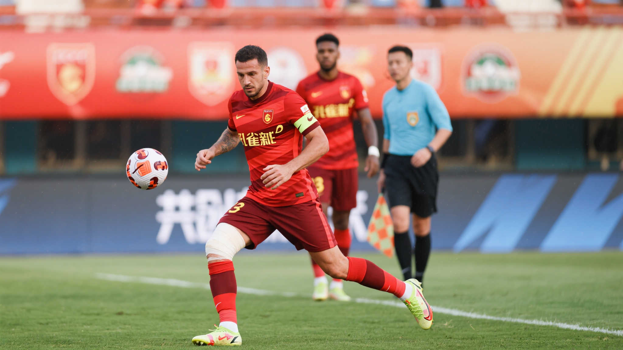 足球报:亚泰深陷财政危机,贝里奇伤情加剧引援困境 在当前形势下,亞泰的引援计划被迫搁置。原定于下半赛