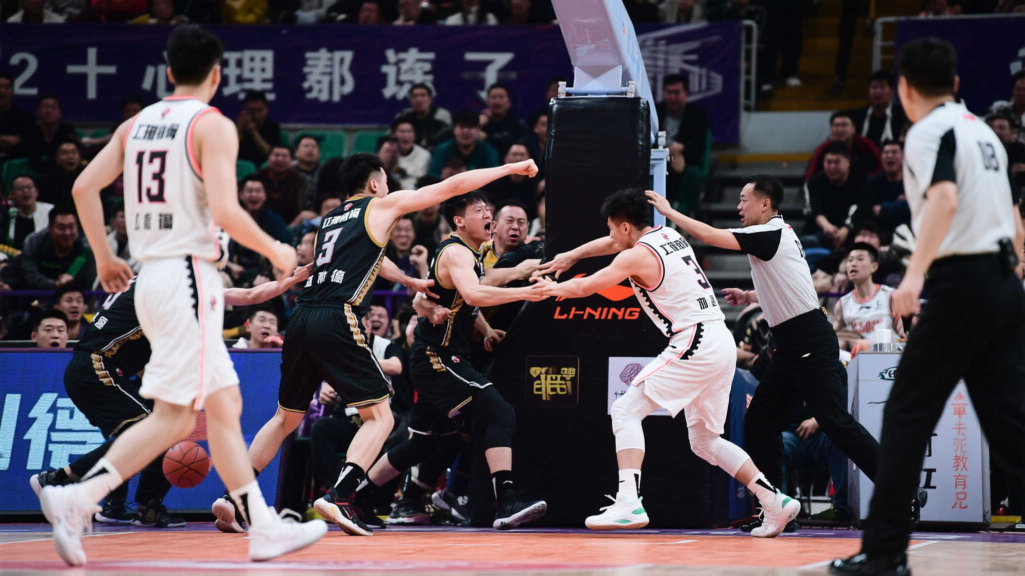 中国篮球赛再起风波:两队冲突升级,观众参与导致场面失控 为何类似暴力事件频频出现? 一些评论人士认为,目前