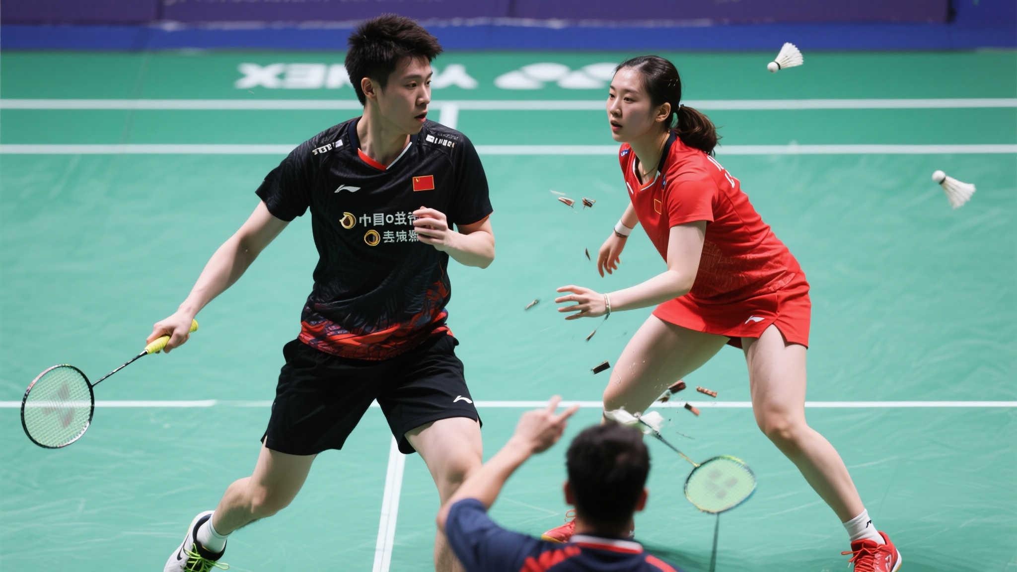 无情对决！王楚钦扣球击中孙颖莎脸部，莎莎强力回击，大头险些失平衡